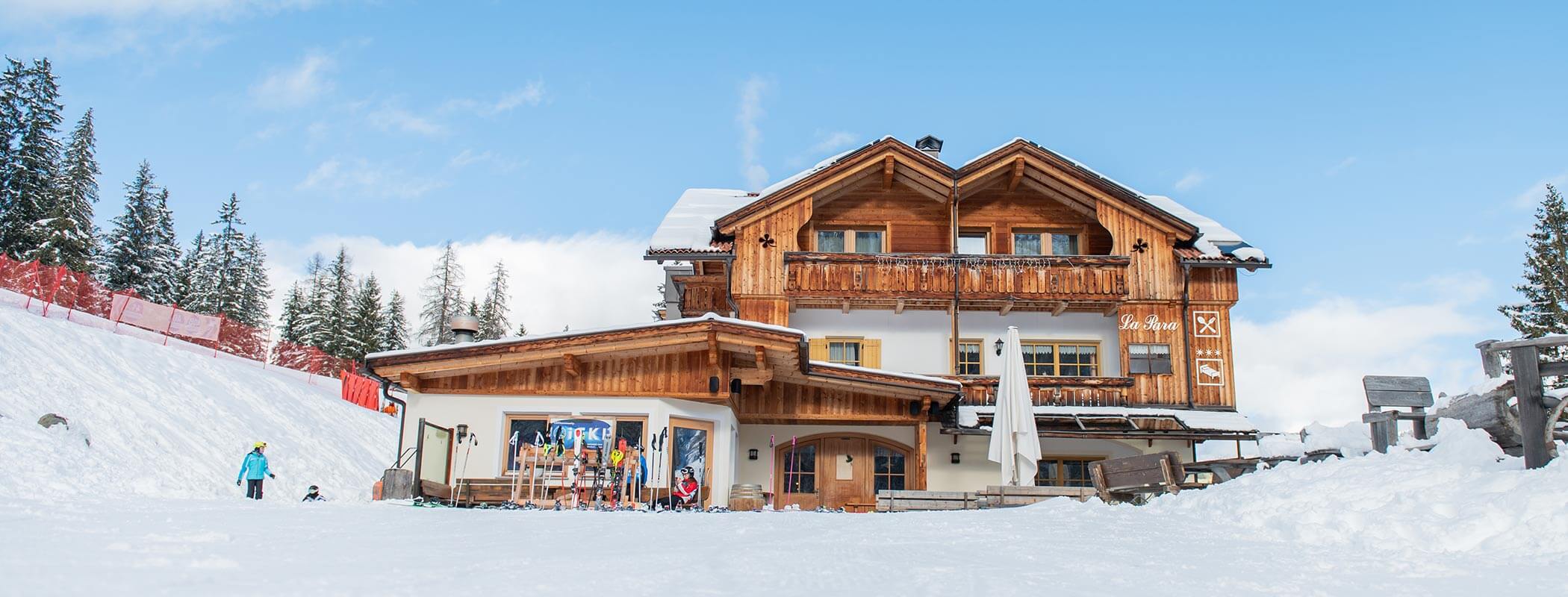 Il ristorante di montagna La Para sullo sfondo dell'inverno