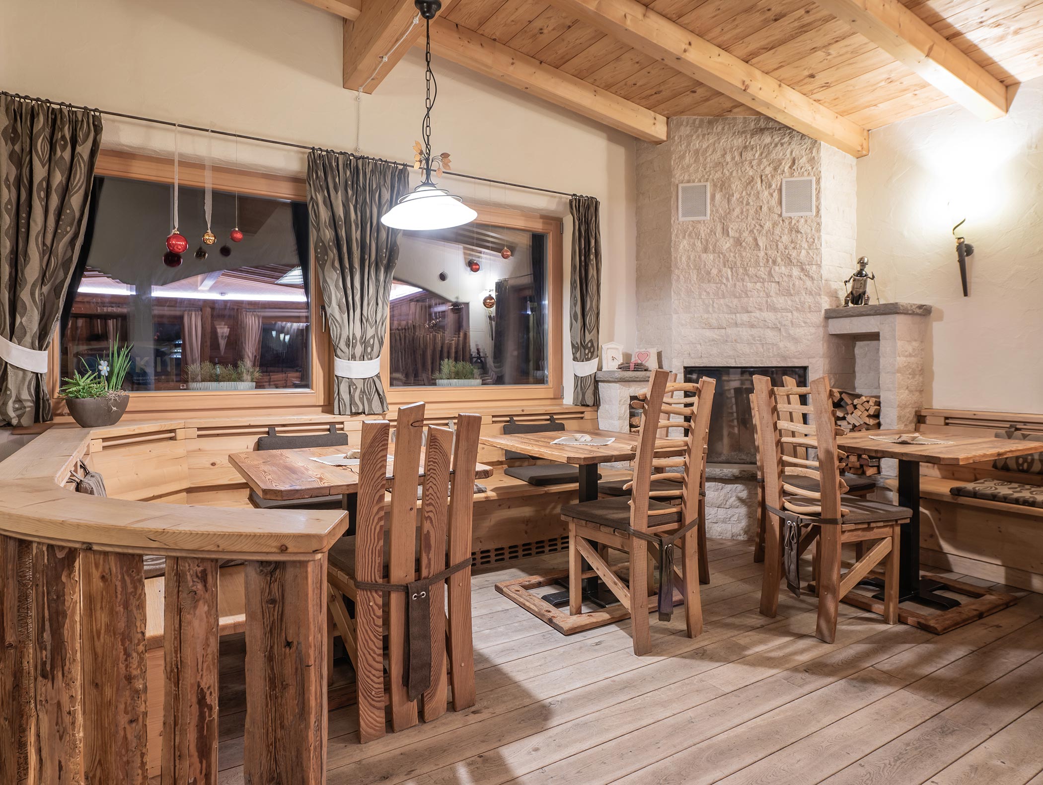 gemütliche Atmosphäre im BergrestauranAtmosfera accogliente nel ristorante di montagna La Para t La Para