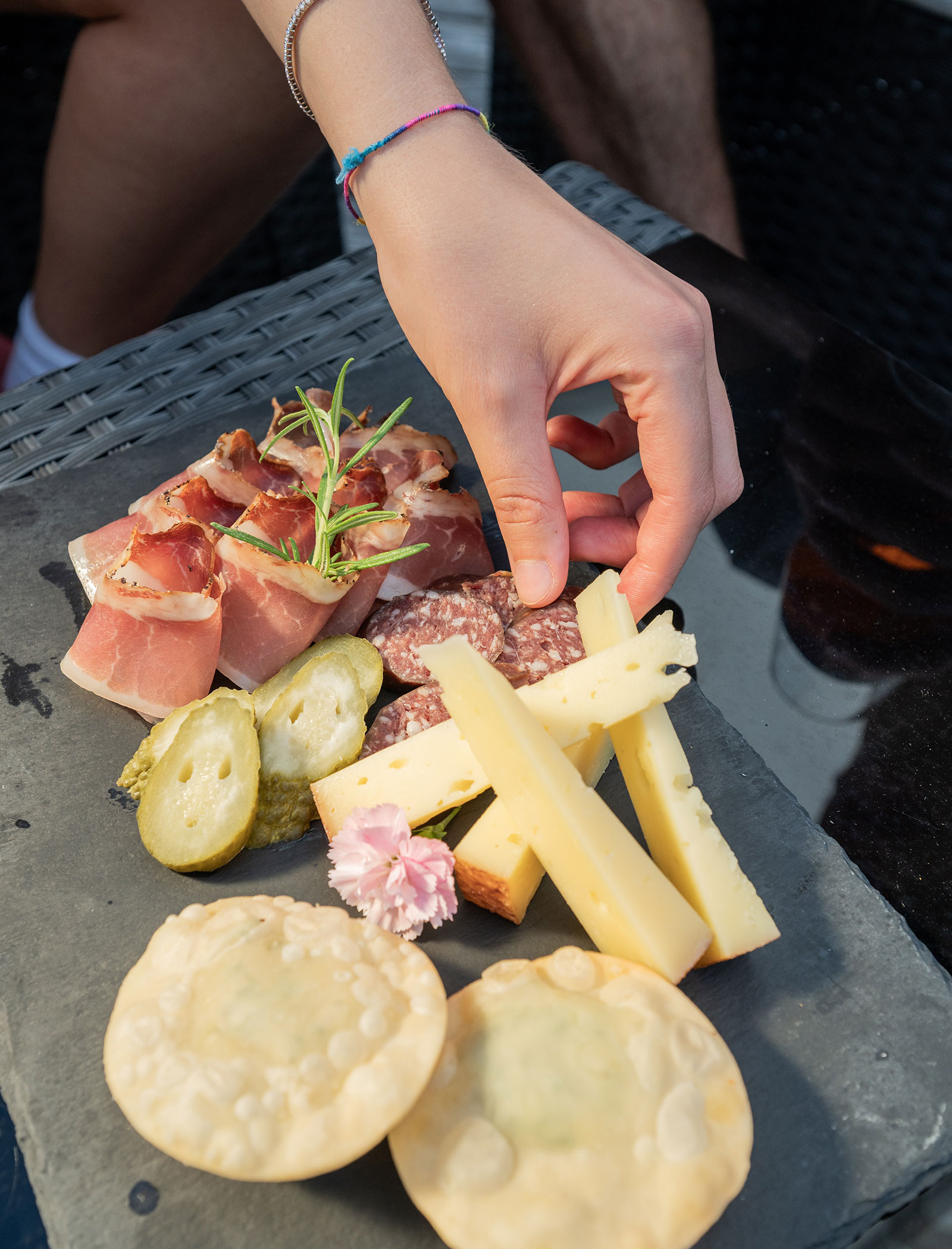 Aufschnitt mit speck und käse