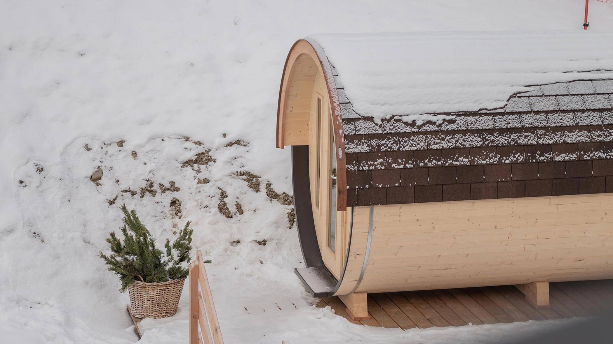 Sauna botte con la neve