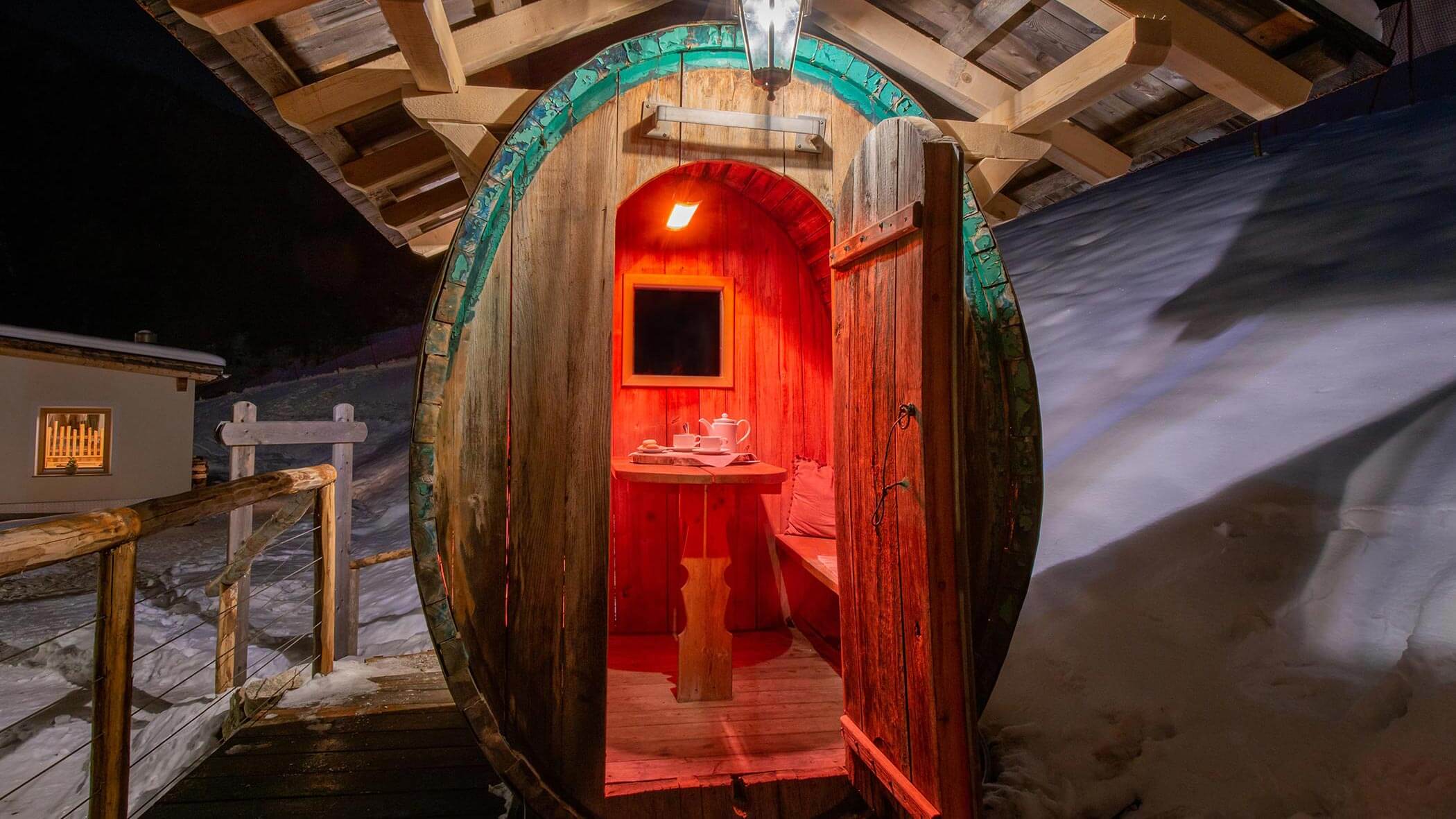 Porta d'ingresso della sauna a botte