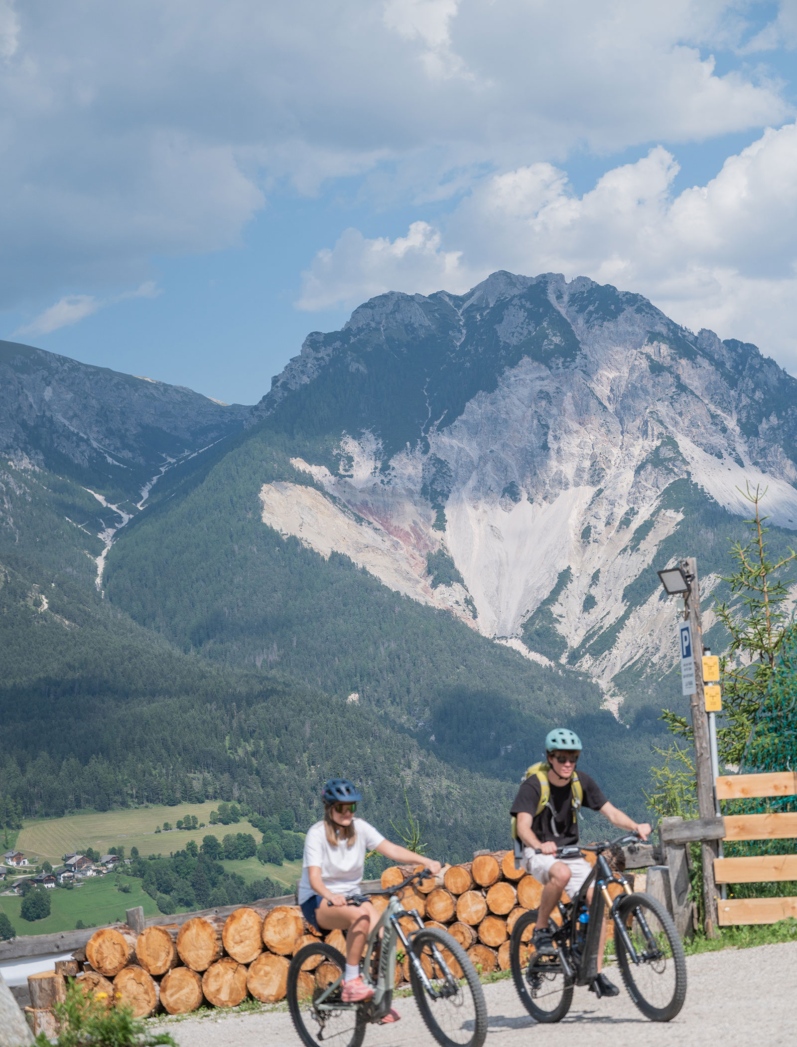 Mountain bike in un paesaggio montano