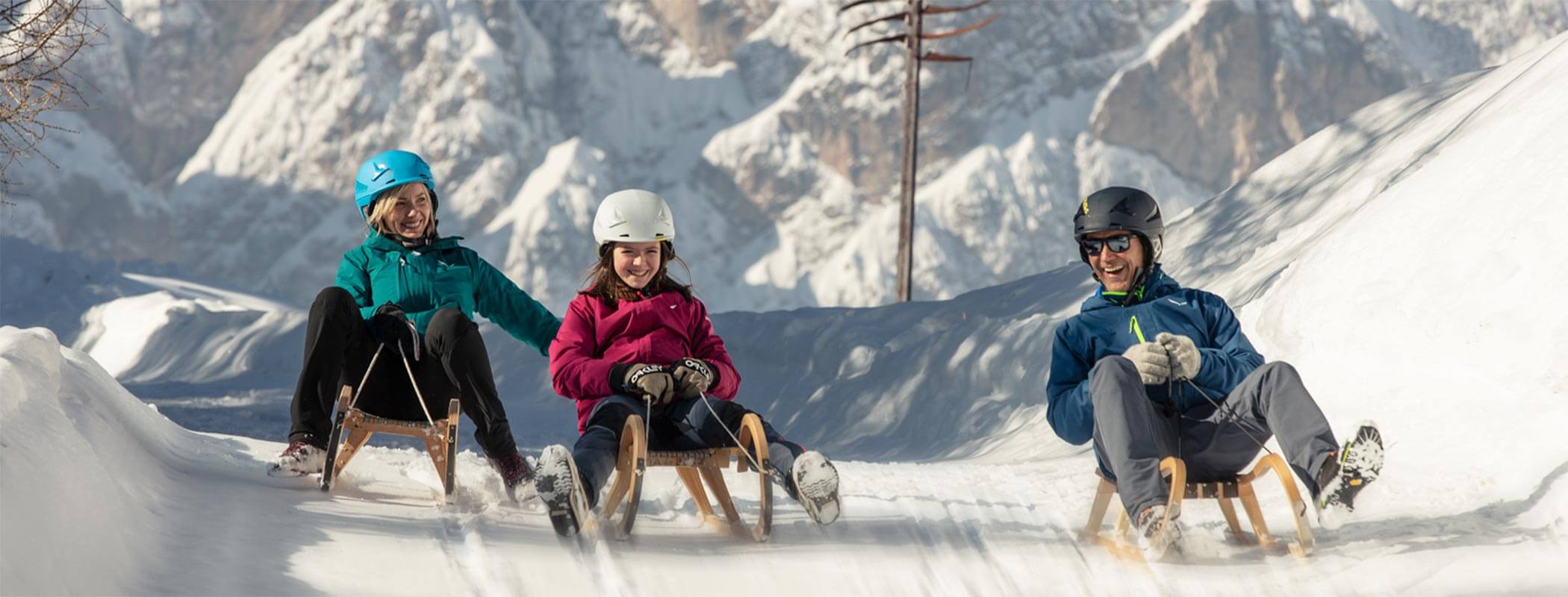 Divertimento in slitta con la famiglia