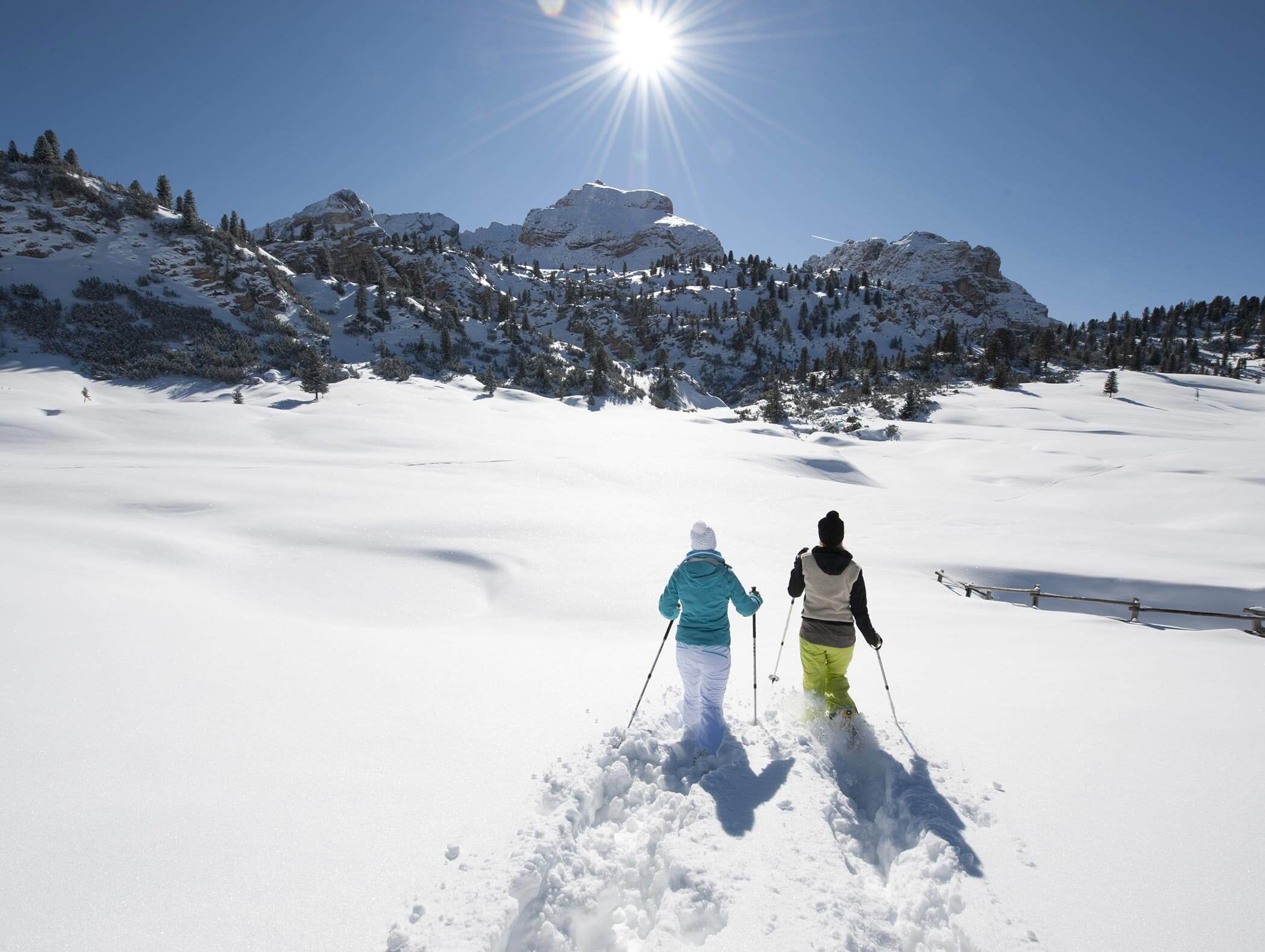 Schneeschuhwandern im NaturEscursioni con le racchette da neve nel Parco Naturale Fanes-Sennes-Braies park Fanes-Sennes-Prags